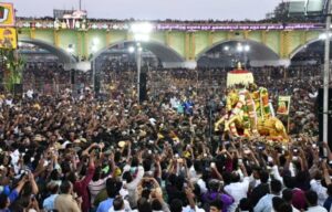பச்சைப் பட்டு உடுத்தி வைகை ஆற்றில் இறங்கினார் கள்ளழகர்! 2 Mdu 2