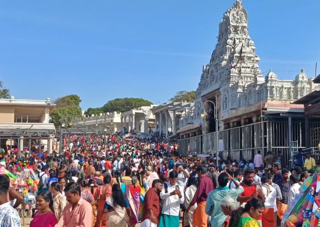 கோயில் கருவறையில் ஆண்கள் மேலாடை அணியாததன் ஆன்மிகத் தாத்பரியம் என்ன? 1 Tem 1