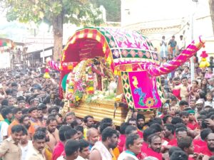 பச்சைப் பட்டு உடுத்தி வைகை ஆற்றில் இறங்கினார் கள்ளழகர்! 1 WhatsApp Image 2026 04 30 at 7.44.47 AM