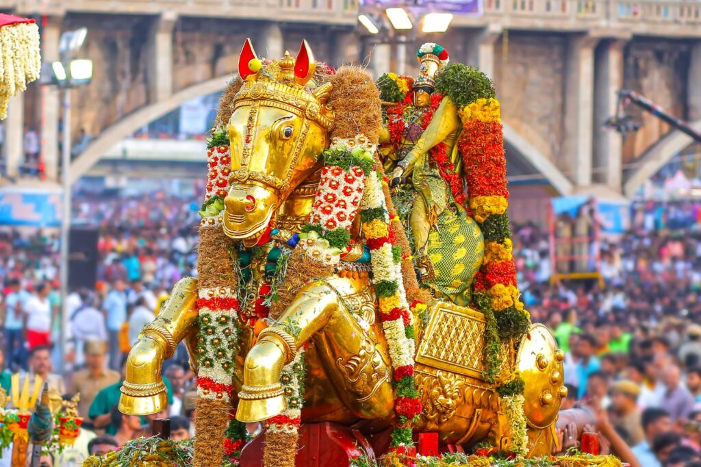 பச்சைப் பட்டு உடுத்தி வைகை ஆற்றில் இறங்கினார் கள்ளழகர்! WhatsApp Image 2026 05 01 at 10.00.41 AM