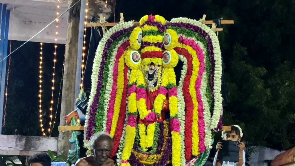 இரிஞ்சியூர் செல்லமுத்து மாரியம்மன் ஆலய வைகாசி திருவிழா: தீமிதித்து பக்தர்கள் பரவசம்! vlcsnap 2026 05 26 10h47m31s402