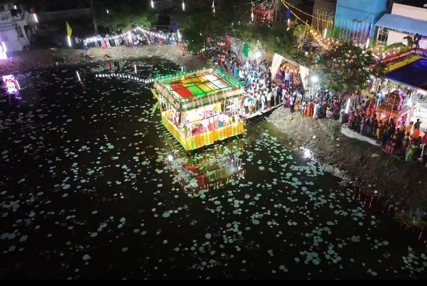 செங்கல்பட்டு : கங்கையம்மன் கோயில் தெப்ப உற்சவம் கோலாகலம்..! உள்ளூர் கிராம மக்கள் கலந்து கொண்டு சாமி தரிசனம்…! 5 3