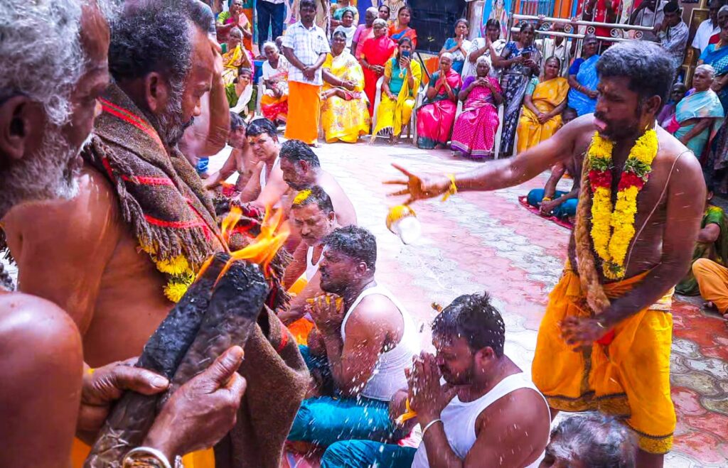 கோவை : மகாலட்சுமி கோயிலில் வினோத வழிபாடு..! தலையில் தேங்காய் உடைத்து பக்தர்கள் நேர்த்திக்கடன்..! IMG 20260605 WA0075
