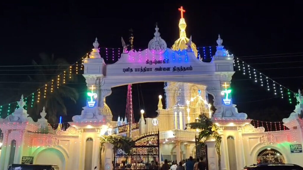 தூய பாத்திமா அன்னை திருத்தல திருவிழா கொடியேற்றத்துடன் தொடக்கம்: ஏராளமான பக்தர்கள் பங்கேற்று பிரார்த்தனை 001 church