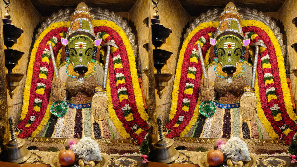 தஞ்சை பெரிய கோவிலில் ஆஷாட நவராத்திரி… நவதானிய அலங்காரத்தில் வராஹி தேவி அருள்பாலிப்பு 010 kovil A