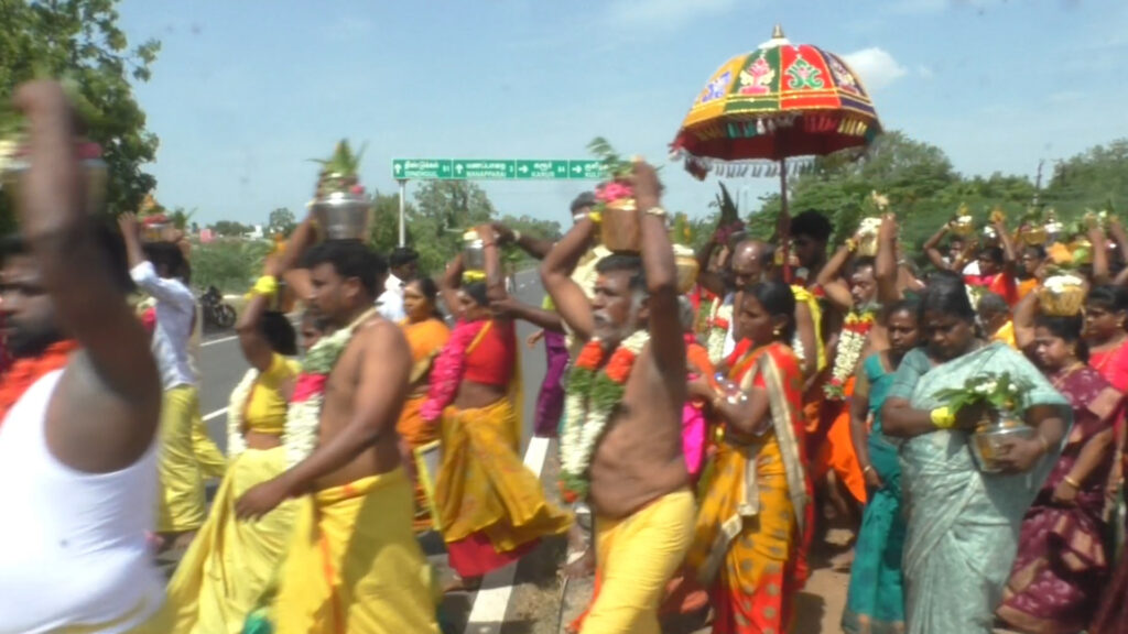 மணப்பாறை நல்லாண்டவர் கோவிலில் பால்குட விழா; ஏராளமான பக்தர்கள் பால்குடமெடுத்து வேண்டுதல் நிறைவேற்றம் 019 manapparai