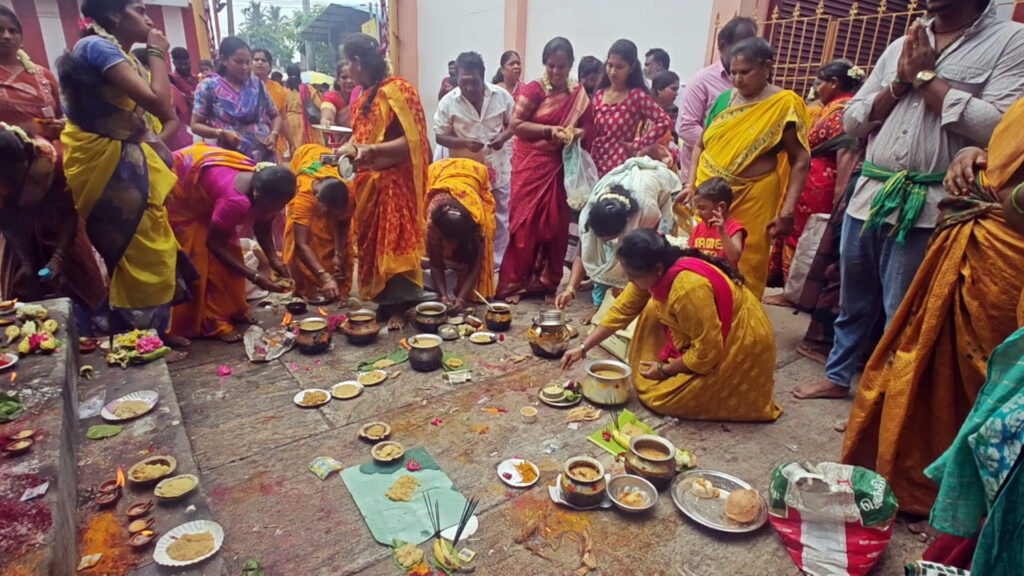 ஆடி முதல் வெள்ளி: திருவேற்காடு தேவி கருமாரியம்மன் கோயிலில் அலைமோதிய பக்தர்கள் கூட்டம். 020 Thiruverkadu