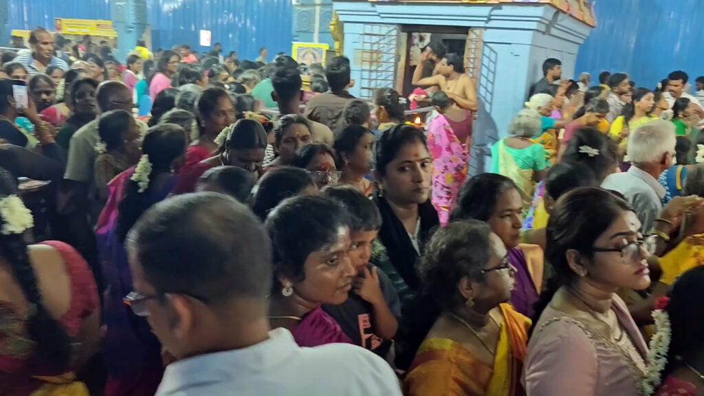 ஆடி முதல் வெள்ளி: திருவேற்காடு தேவி கருமாரியம்மன் கோயிலில் அலைமோதிய பக்தர்கள் கூட்டம். 1 020 Thiruverkadu A