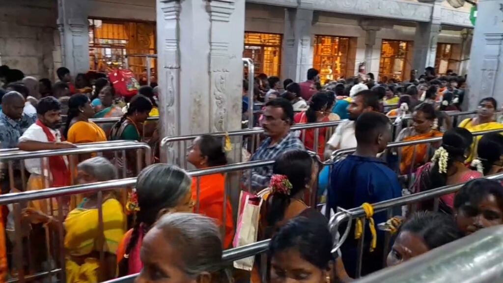 ஆடி மாதப் பிறப்பு மற்றும் ஆடி வெள்ளி: சமயபுரம் மாரியம்மன் கோவிலில் குவிந்த பக்தர்கள் 021 samayapuram