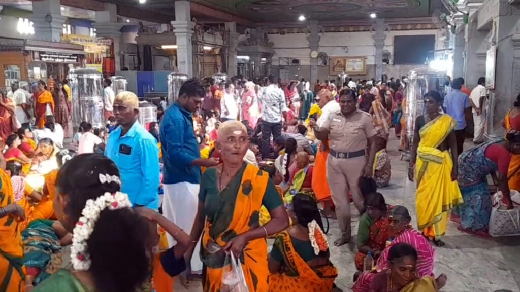 ஆடி மாதப் பிறப்பு மற்றும் ஆடி வெள்ளி: சமயபுரம் மாரியம்மன் கோவிலில் குவிந்த பக்தர்கள் 1 021 samayapuram A