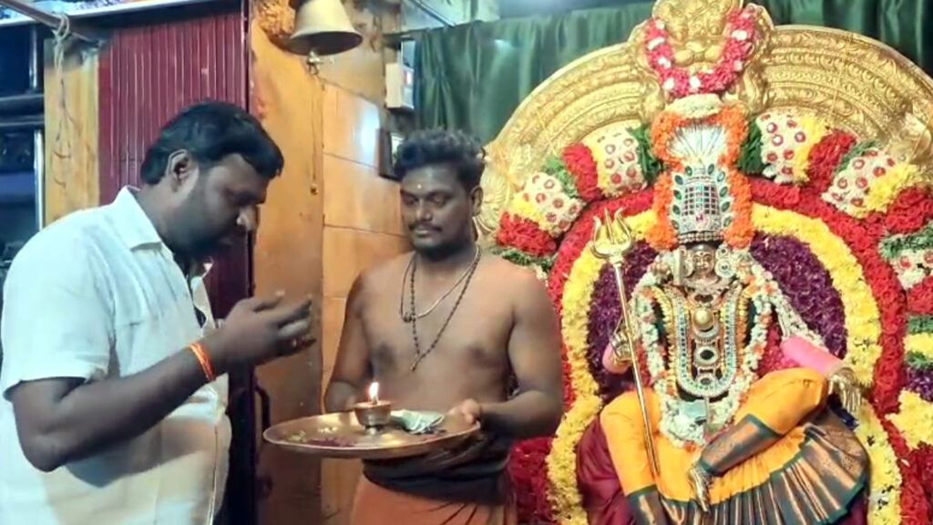 ஆடி முதல் வெள்ளி; மேல்மலையனூர் அங்காளம்மன் கோவிலில் கூழ்வார்த்தல் நிகழ்ச்சி 022 melmalaiyanoor
