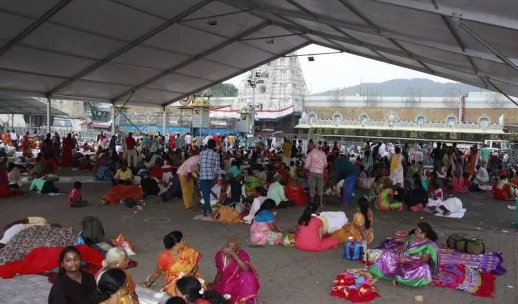 திருப்பதியில் அலைமோதும் பக்தர்கள் கூட்டம் … 24 மணி நேரம் காத்திருப்பு Titupathi Temple