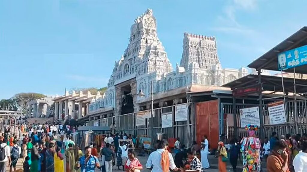 முருகனுக்கு அரோகரா..!! வளர்பிறை சஷ்டி இன்று..!! பக்தர்களால் நிரம்பி வழியும் திருச்செந்தூர்..!! image 14