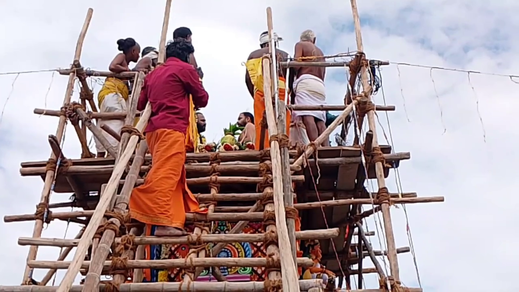 திருச்சி: ஸ்ரீ மகாமாரியம்மன் கோயில் மகா கும்பாபிஷேகம் கோலாகலம்! vlcsnap 2026 07 02 20h12m15s165