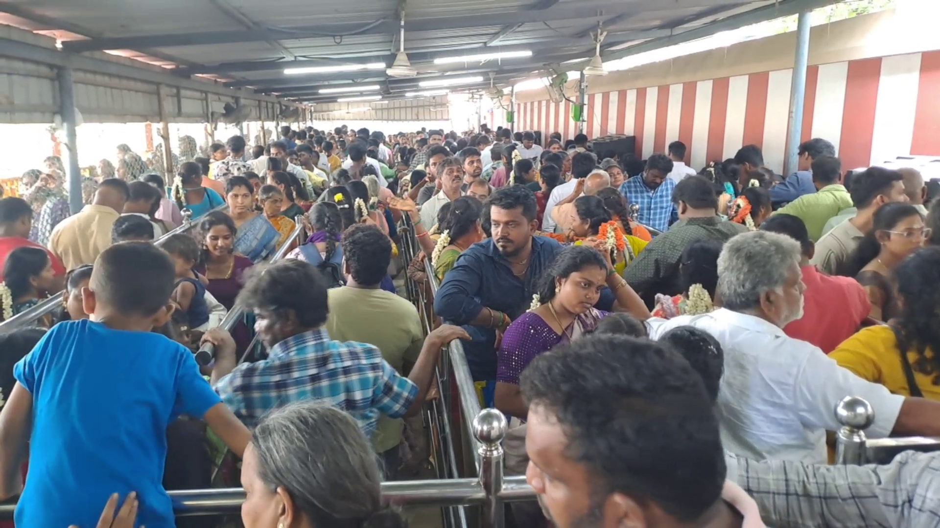 புதிய வீடு, திருமணம், தொழில் வெற்றி... சிறுவாபுரி முருகனை தரிசிக்க அலைமோதிய பக்தர்கள்! 2 vlcsnap 2026 07 07 16h29m03s839