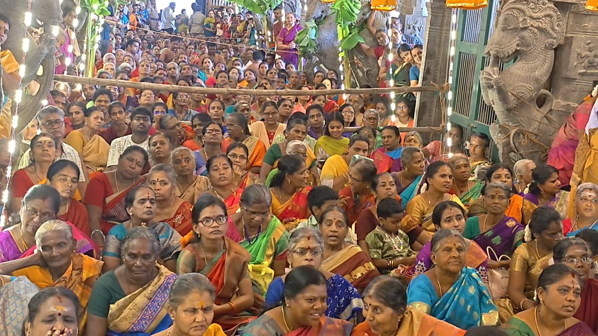 நெல்லையப்பர் கோயில் ஆடிப்பூரத் திருவிழா: காந்திமதி அம்பாளுக்கு கோலாகலமாக நடந்த வளைகாப்பு உற்சவம்! 2 vlcsnap 2026 07 12 19h26m30s824