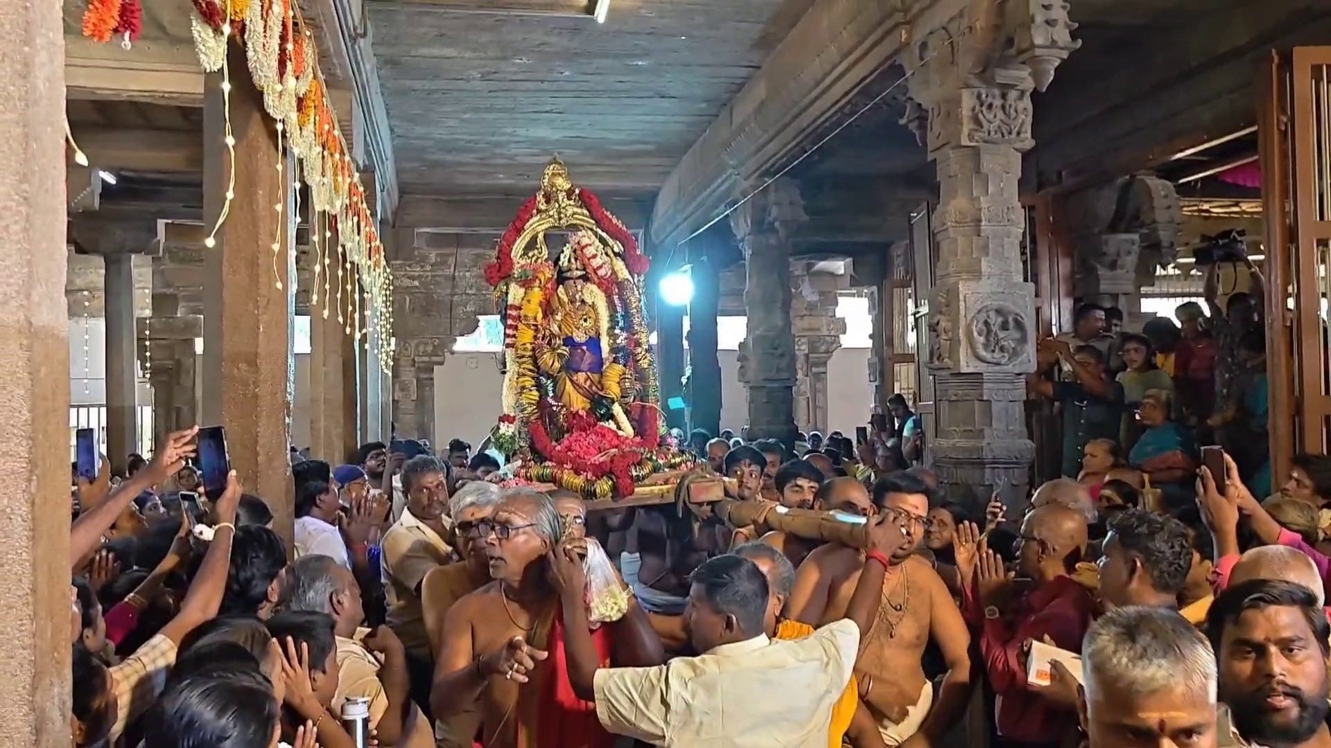 நெல்லையப்பர் கோயில் ஆடிப்பூரத் திருவிழா: காந்திமதி அம்பாளுக்கு கோலாகலமாக நடந்த வளைகாப்பு உற்சவம்! 1 vlcsnap 2026 07 12 19h27m03s209