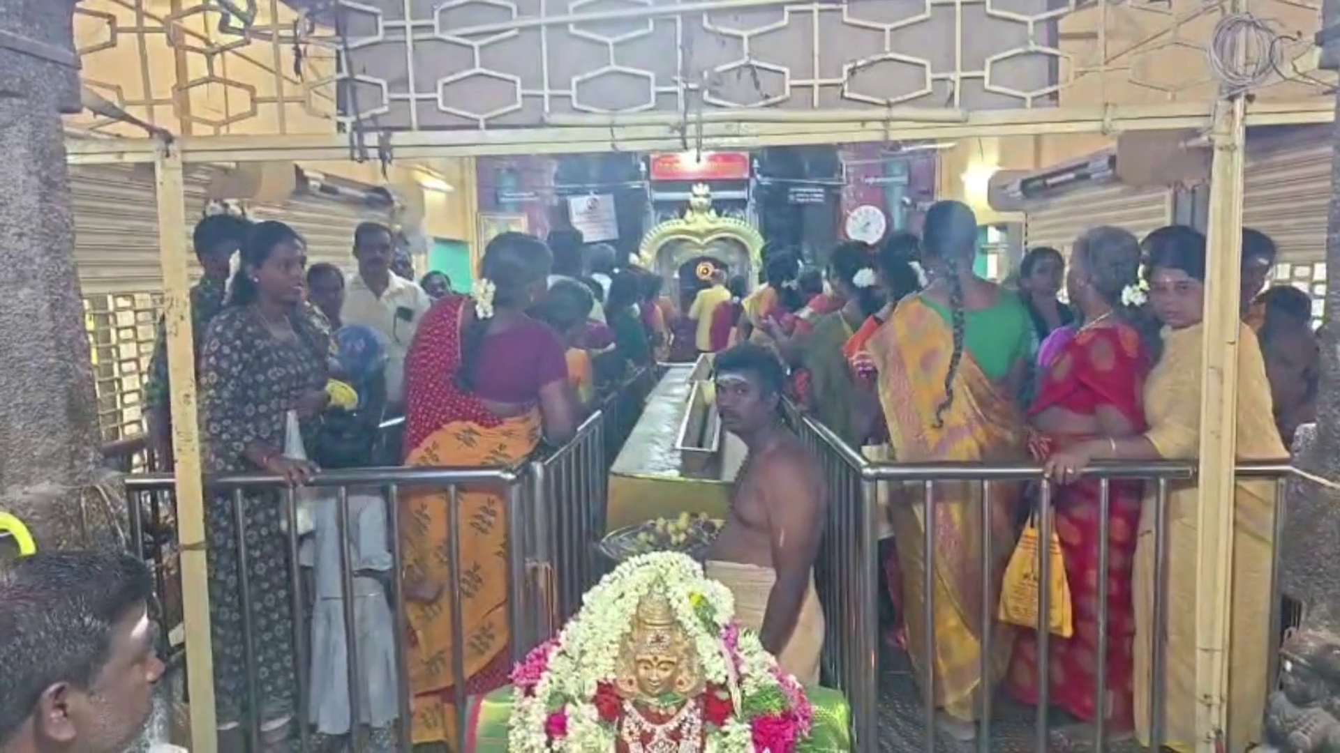 ஆடி முதல் வெள்ளி... வீரபாண்டி கௌமாரியம்மன் கோயிலில் அலைமோதிய பக்தர்கள்! 1 vlcsnap 2026 07 17 18h09m56s456
